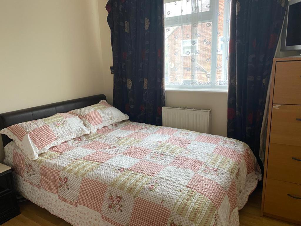 Specious Room In Northolt מראה חיצוני תמונה
